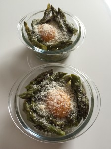 Œuf cocotte aux asperges vertes et parmesan