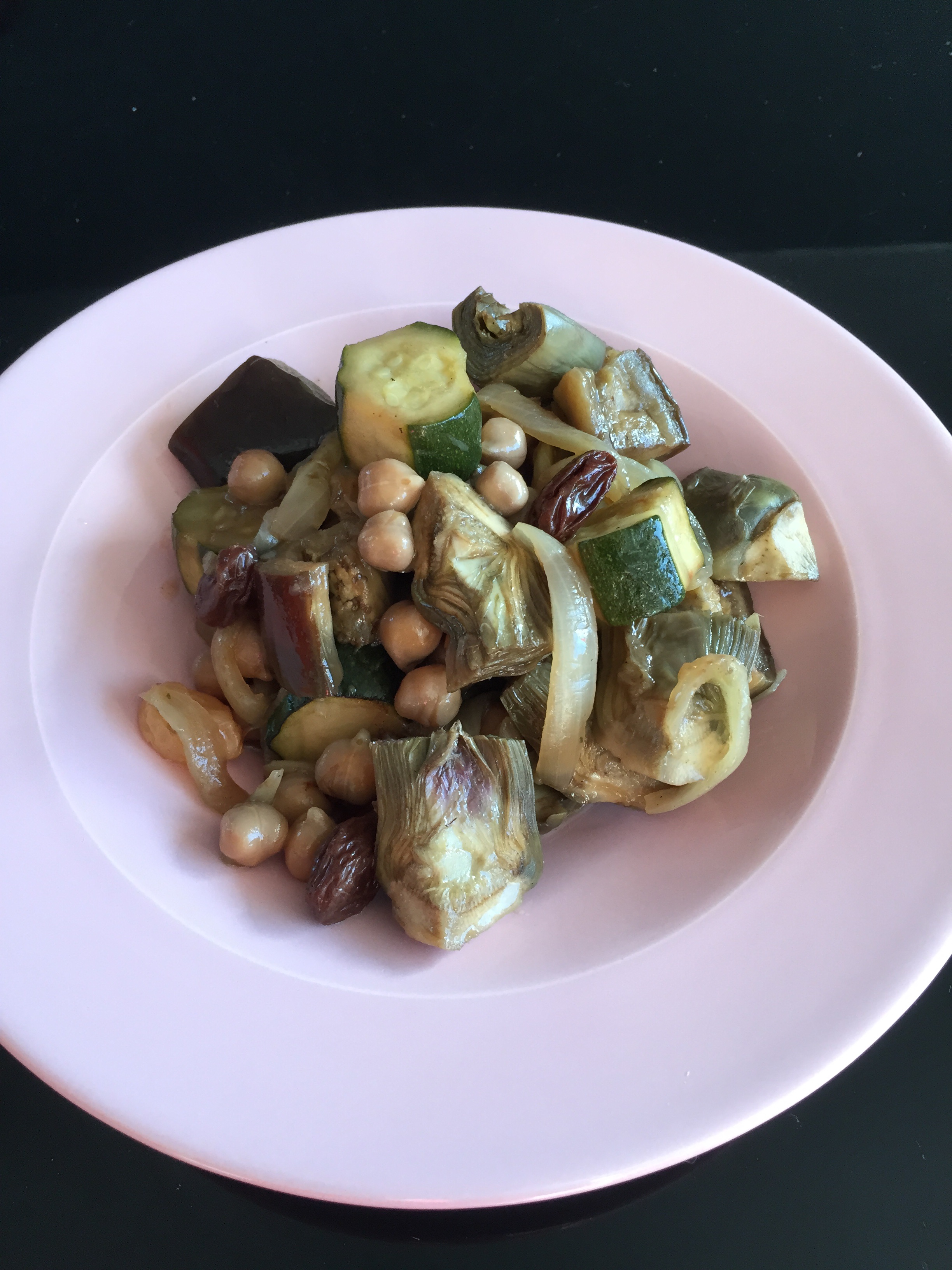 Couscous d'artichaut violet, courgettes, aubergines et pois chiches
