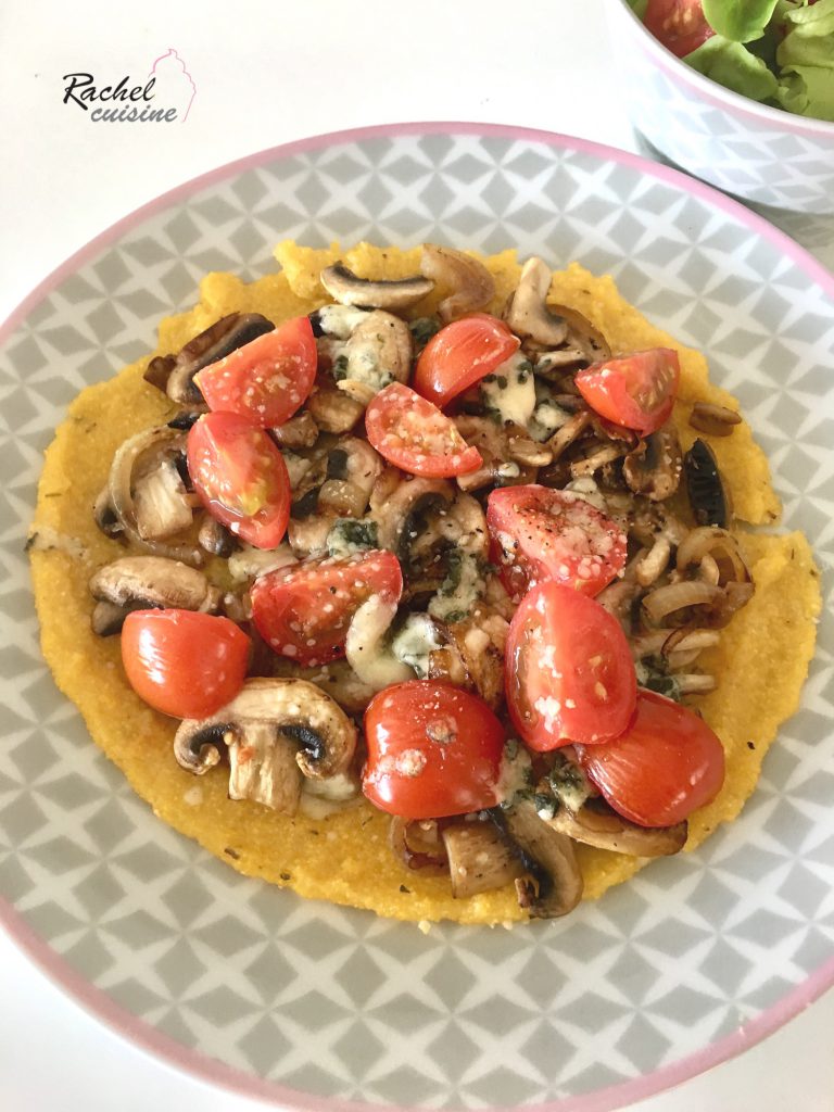 Pizza de polenta au bleu, tomates cerises et champignons