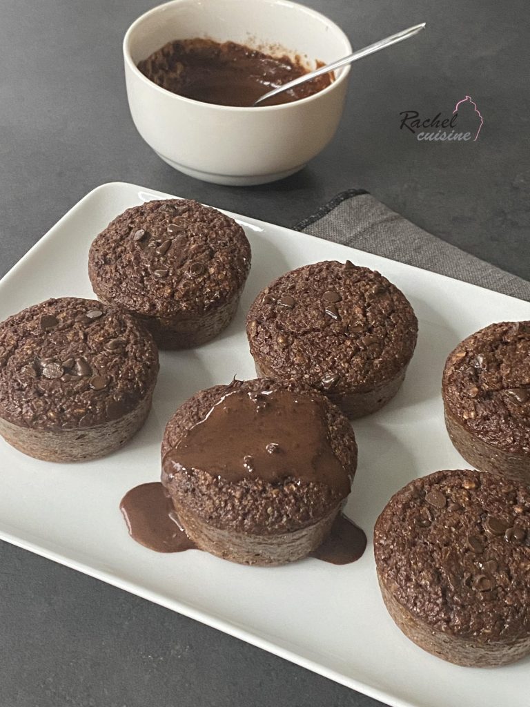 Muffins son d'avoine et chocolat, sauce chocolat