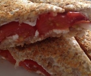 Croque tomates fromage ail et fines herbes oignons