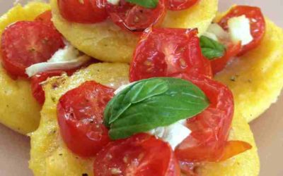 Tartelettes polenta tomates cerises, chèvre et basilic