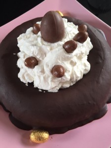 Balthazar ou gâteau au chocolat couronne, nappage chocolat et chantilly