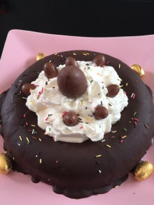 Balthazar ou gâteau au chocolat couronne, nappage chocolat et chantilly