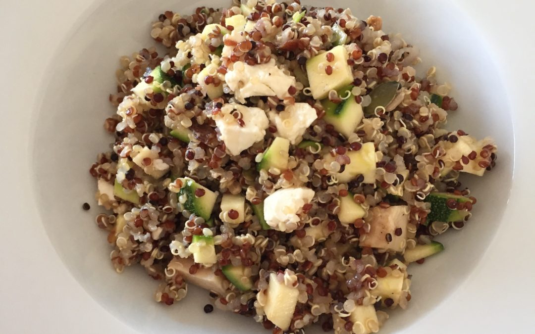 Salade de quinoa, poulet, courgettes et fêta