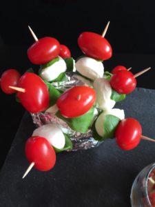Brochettes tomates cerises, mozza, basilic