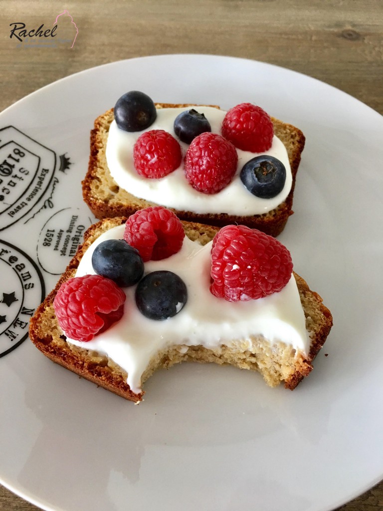 Tartine pain à la banane, fromage blanc et fruits