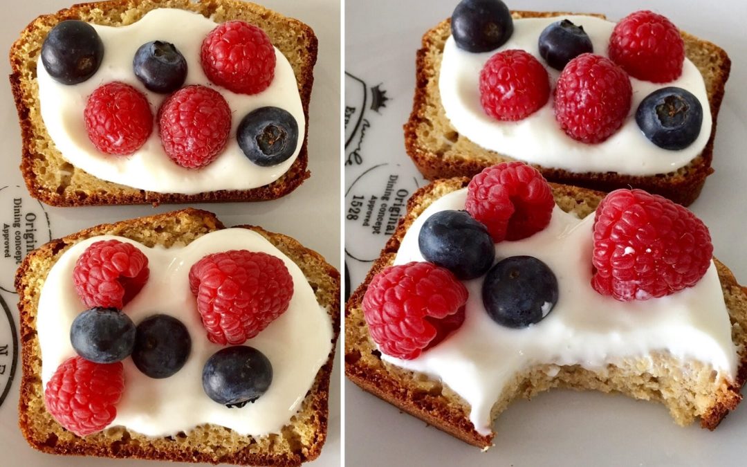 Tartine pain à la banane, fromage blanc et fruits