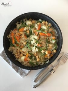 Riz pilaf aux légumes, pois chiches et saumon fumé