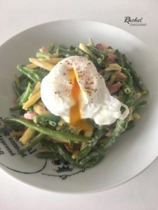 Des haricots verts à la carbonara avec un œuf coulant