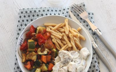 Assiette complète : Légumes cuits au four, poulet à la crème, pâtes de pois chiches