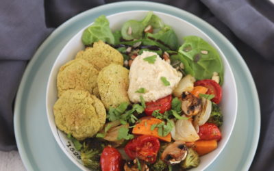 Assiette complète : Légumes au four, falafel, houmous