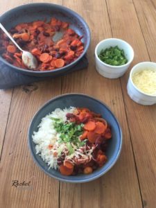 Un plat complet avec des haricots rouges, des carottes et du riz
