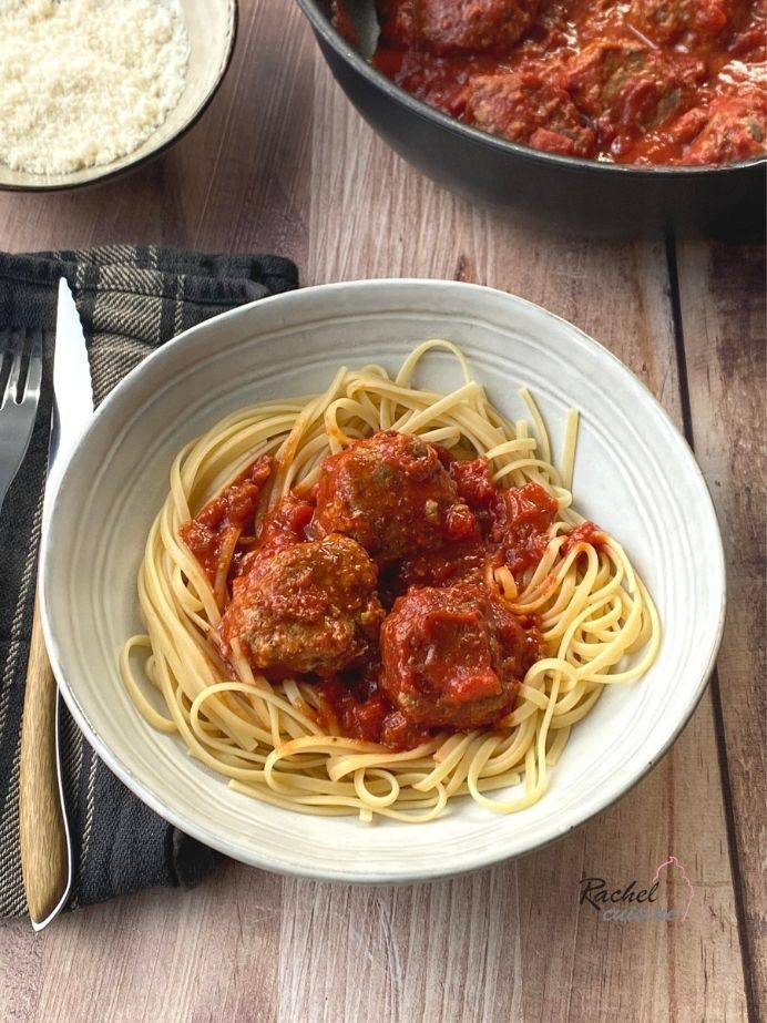 Assiette de spaghettis avec des boulettes de viande à la sauce tomate
