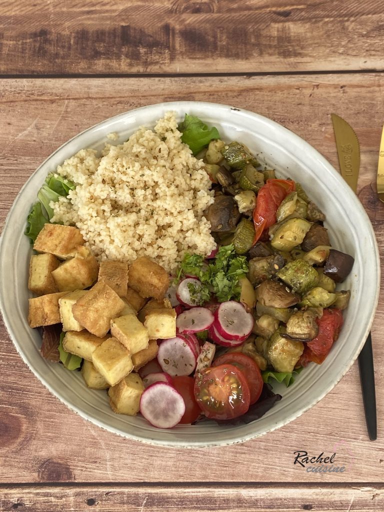 Assiette complète légumes au four, semoule et tofu