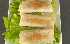 Des feuilles de bricks pliées aux poireaux