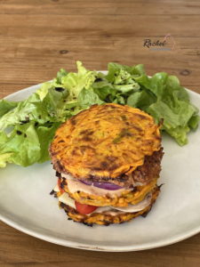 Burger steak de haricots rouges, galettes patates douces et légumes