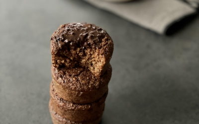 Muffins son d’avoine et chocolat, sauce chocolat