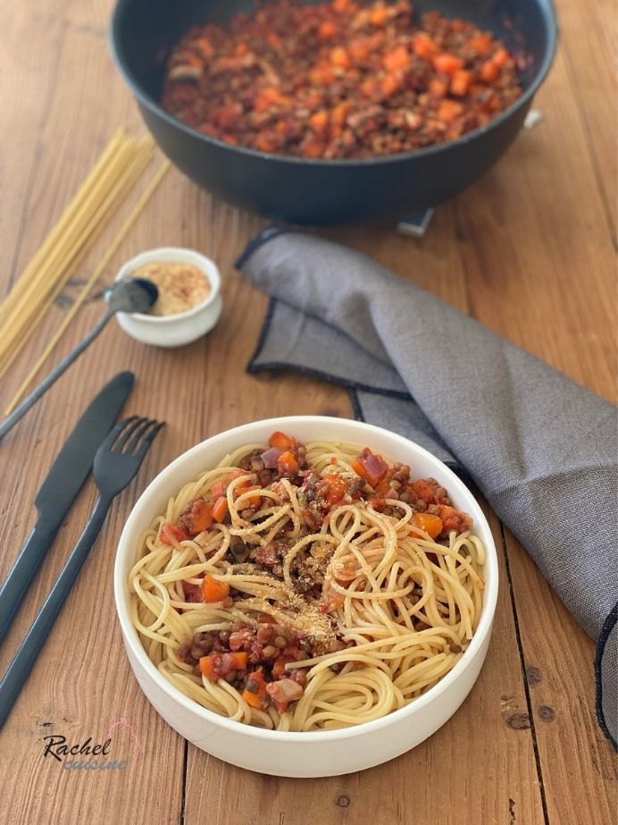 Des spaghettis mélangées à des lentilles à la sauce tomate