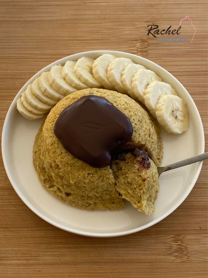 Un bowl cake au son d'avoine avec du chocolat fondant