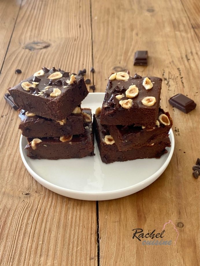 Brownies découpé en carrés au chocolat et noisettes