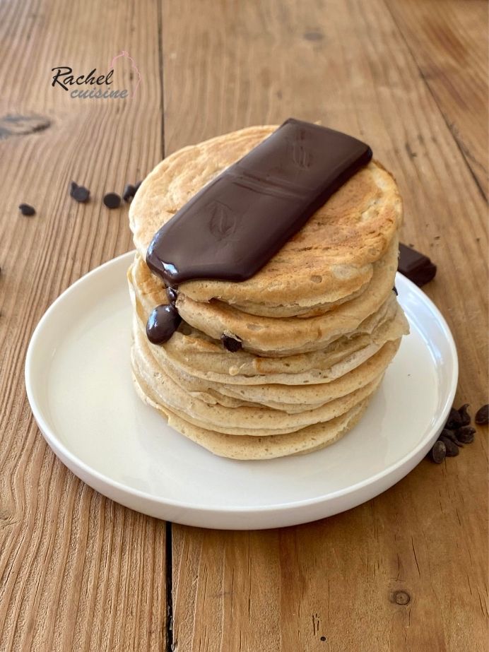 Tour de pancakes avec chocolat fondant dessus