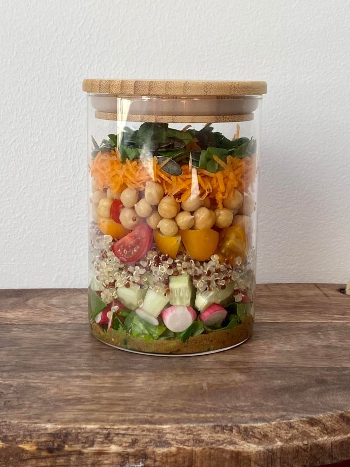 Une salade dans un bocal facile à emporter