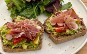 Tartine gourmande avocat et jambon cru