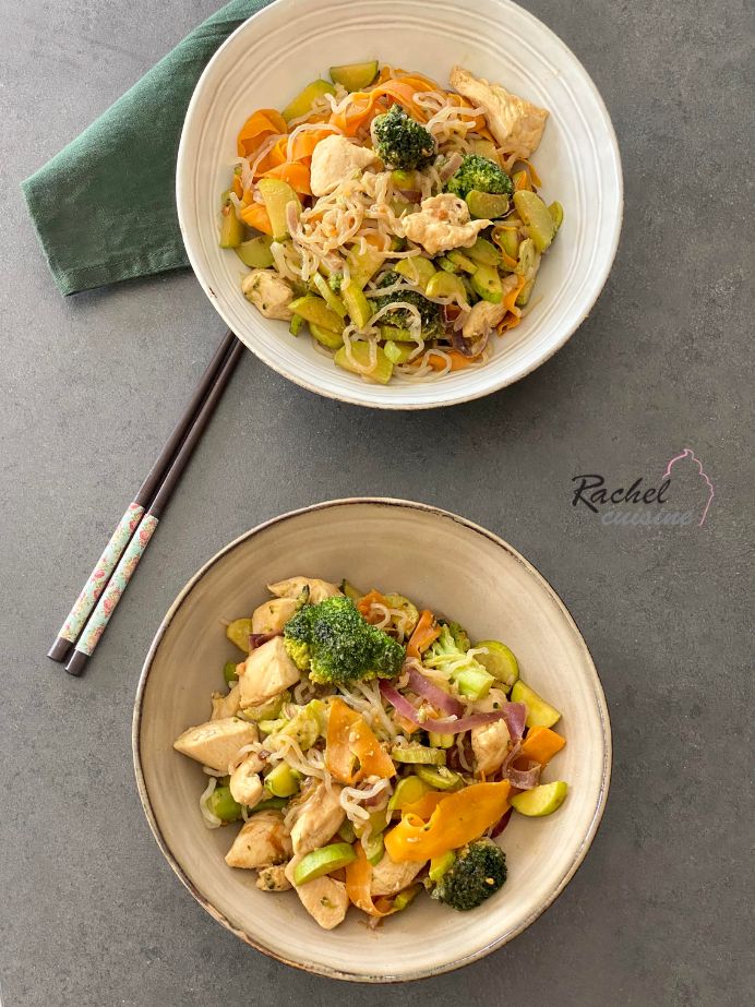 Un wok de konjac avec du poulet et des légumes
