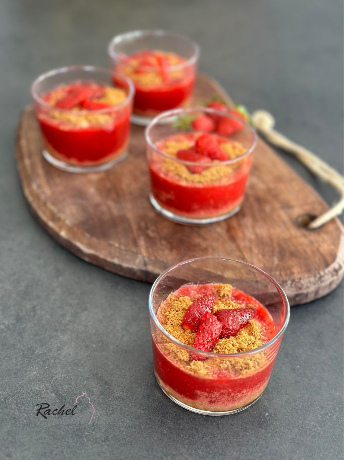 Un coulis de fraises avec des spéculoos mixés dans une verrine