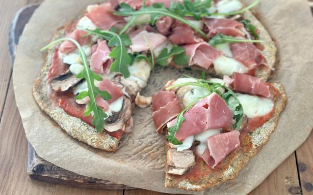 Une pizza gourmande avec de la charcuterie Française