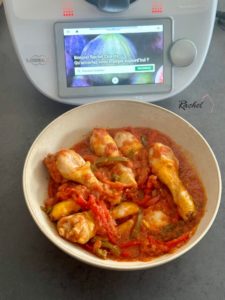 Un poulet au poivron avec une sauce tomate