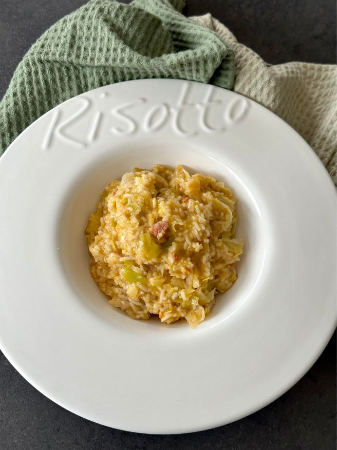 Une belle assiette avec un risotto chorizo, poireaux