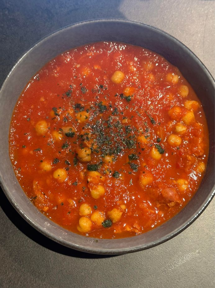 Pois chiches, chorizo et tomates pour une soupe complète