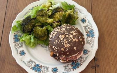 Assiette équilibrée avec un hamburger maison