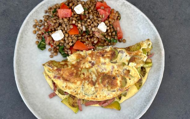 Assiette complète avec omelette de courgettes et lentilles en salade