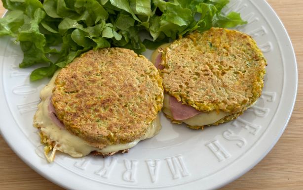 Une assiette avec des croques monsieur aux légumes