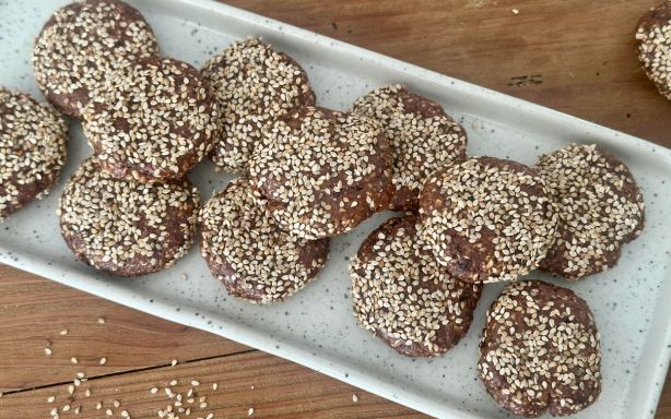 Un plat avec des gâteaux énergétiques