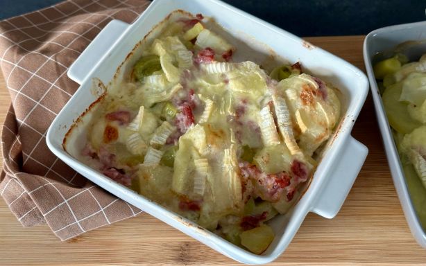 Une tartiflette avec des poireaux et des pommes de terre