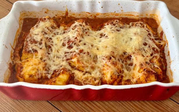 Un plat de quenelles en sauce légère