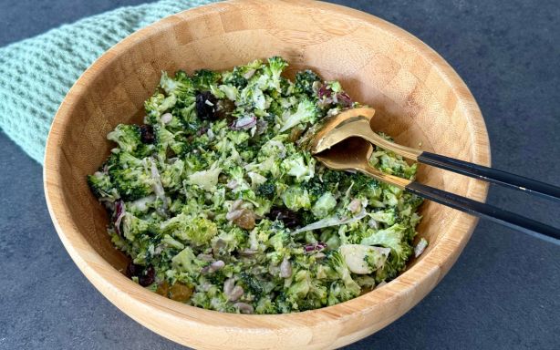 Une salade de brocolis crus