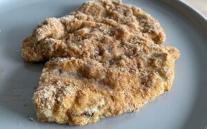 Une escalope milanaise de poulet cuite au four
