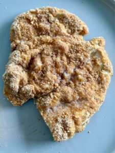 Une escalope de poulet à la Milanaise légère
