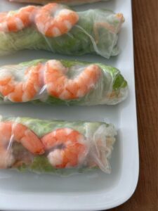 Une rouleau de printemps gourmand avec de belle crevettes