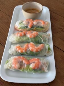 Une assiette de rouleaux de printemps avec une sauce