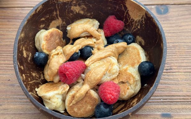 Bol de minis pancakes à la banane