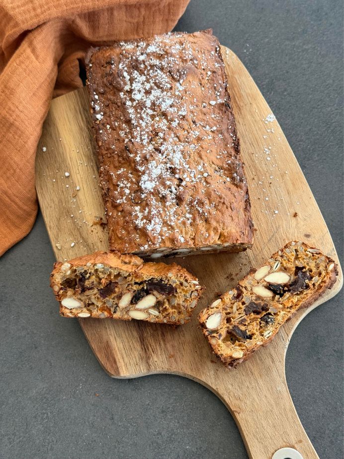 Un pain doré fourré de fruits secs et fruits séchés