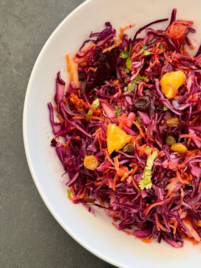 Une salade de chou bien colorée