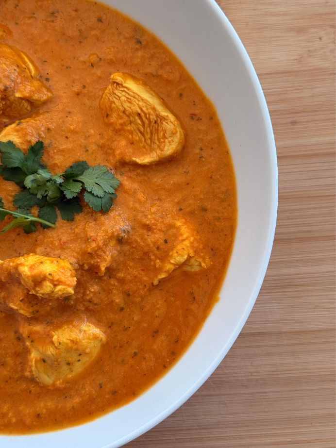 Un plat avec du poulet et une sauce gourmande à base de curry et de yaourt