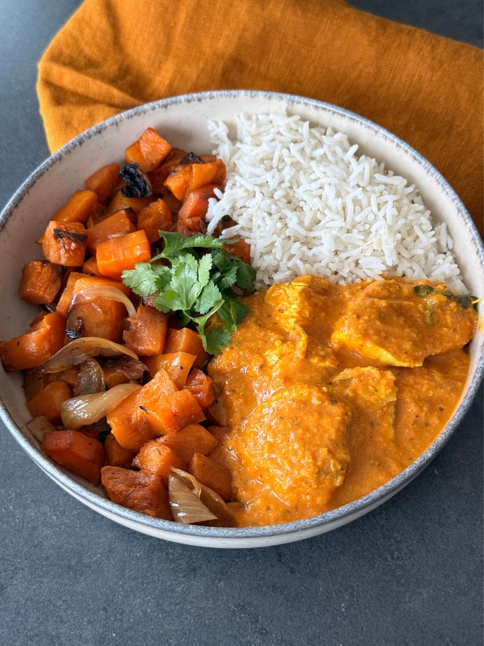 Assiette équilibrée avec des légumes au four, du poulet curry yaourt et du riz